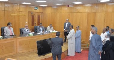 محافظ الأقصر يلتقي مواطنين خلال اليوم المفتوح لتقديم حلول للمشاكل.. صور