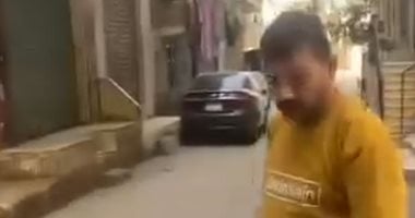 سائق توك توك بقلب مركبته