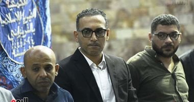عشرات الصحفيين يشاركون في عزاء والدة الكاتب الصحفي تامر إسماعيل.. فيديو