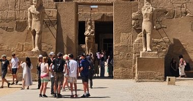 جانب من متعة السائحين فى قلب معابد الكرنك