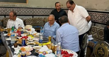 كرم القناوية.. وزير الرى يتناول بطيخ وعسل وفطير مشلتت مع مزارعين بقنا.. صور