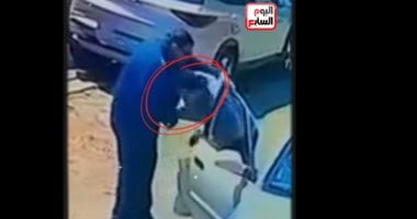 قبّل يد معلمه فى الشارع.. لقاء بالصدفة بعد سنوات أظهر الاحترام والتقدير.. فيديو