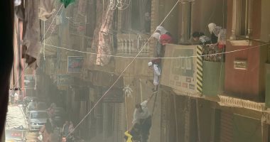 بسلم خشبى وحبال.. إنقاذ أطفال بحضانة من حريق بمدخل عقار بشبرا الخيمة