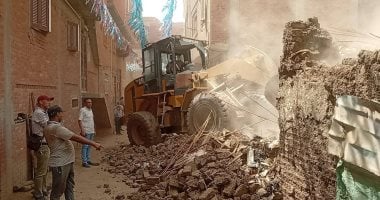 إزالة مبنى آيل للسقوط حفاظًا على سلامة المواطنين فى الشهداء بالمنوفية