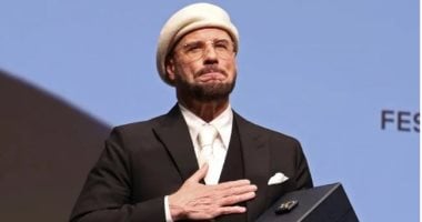 جون ترافولتا يكشف سر القبعة الغريبة في مهرجان Cannes 2026