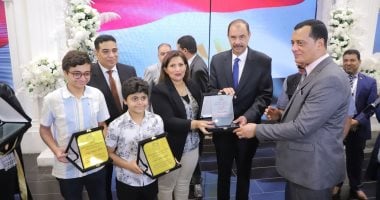 شقيقان بسوهاج يبتكران تطبيقا لخدمة ذوى الهمم من الصم والبكم.. فيديو