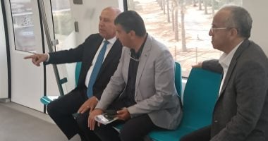 ​وزير النقل يستقل "المونوريل" متوجهاً لمكتبه بالعاصمة الإدارية 
