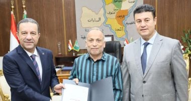 محافظ المنوفية يسلم  16 عقد تقنين جديد لأراضي أملاك الدولة للمواطنين 