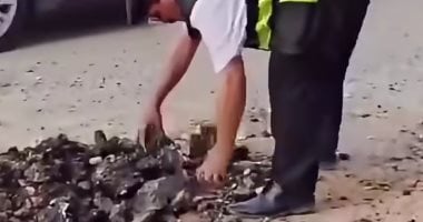 محافظ الشرقية يشيد بشرطي مرور رفع مخلفات ردم من الطريق لتسير حركة المرور