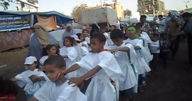 "أنا وكافل اليتيم كهاتين فى الجنة".. كيف فضحت وقائع استخدام أطفال الملاجئ داخل اعتصام رابعة تناقض جماعة الإخوان الإرهابية التي تتاجر بالدين بينما أثبتت الوقائع أنها لا تعلم عنه سوى كيفية استغلاله لتحقيق مصالحهم