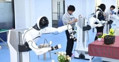 الصين تفتتح أول مدرسة للروبوتات في العالم.. والمعلمون بشر