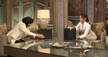 إسعاد يونس تهدى فنانة سعودية طعمية والأخيرة تهديها كبسة فى صاحبة السعادة