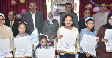 مدير تعليم سوهاج يكرم الطلاب الحاصلين على المركز الأول في المسابقات الدولية