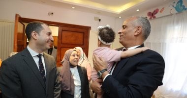محافظ كفر الشيخ يداعب الأطفال الرضع بدار أيتام ويستقبل المهنئين