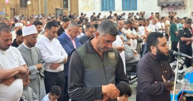 آلاف المصلين يؤدون صلاة عيد الأضحى المبارك في ساحة الحسين ببورسعيد.. فيديو