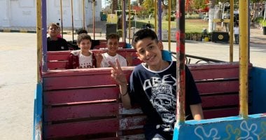الأطفال يستقلون “الطفطف” خلال جولته بالحديقة الدولية