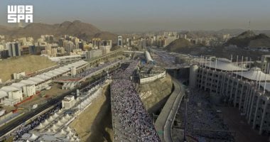 حجاج بيت الله الحرام يرمون جمرة العقبة يوم النحر.. صور 