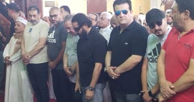 الفنان أحمد حلمى يؤم المصلين فى صلاة الجنازة على والدته ببنها.. فيديو وصور