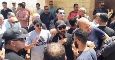 أحمد حلمى يعلن اقتصار عزاء والدته على المقابر فقط وخلال تشييع جثمانها.. صور