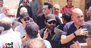 أحمد حلمى يعلن اقتصار عزاء والدته على المقابر فقط وخلال تشييع جثمانها.. صور