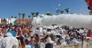 مهرجان الفوم بارتي ينشر البهجة بفنادق الغردقة في ثالث أيام عيد الأضحى.. صور
