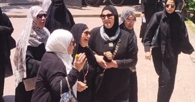 انهيار شقيقة الفنان أحمد حلمي خلال نقل جثمان والدتهما