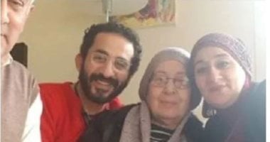 5 صور جمعت أحمد حلمى بوالدته أظهرت علاقة الحب القوية بينهما