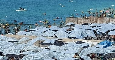إقبال متزايد على شواطئ الإسكندرية في آخر أيام عيد الأضحى.. فيديو وصور
