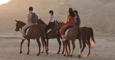 متعتك فى الرحلة دى.. رحلات السفارى الجبلية بغرب الأقصر وجهة السياح من أنحاء العالم.. رحلة العمر للأجانب تبدأ من اسطبلات الخيول والجمال.. وصحراء البر الغربى بالإضافة لتحليق البالون الطائر رغبة أوروبية أولى.. صور