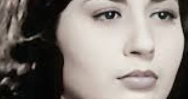 الفنانة منى 