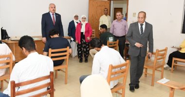 رئيس جامعة القناة يتابع امتحانات الألسن والآداب والسياحة والفنادق