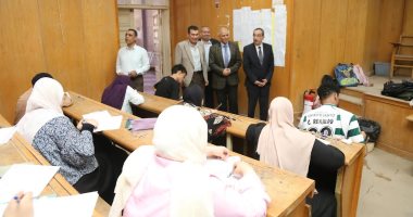 رئيس جامعة الفيوم يتفقد سير الامتحانات بعدد من الكليات