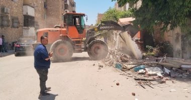 السكرتير العام لمحافظة الإسماعيلية يقود حملة لإزالة التعديات بحي ثالث