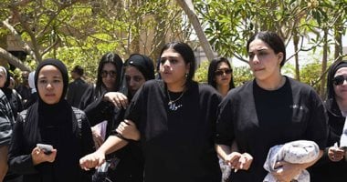 وصول جثمان سهام جلال لمسجد حسن الشربتلي تمهيدًا لصلاة الجنازة