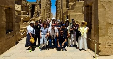 زوار العالم يتحدون الطقس الحار بزيارات المعابد الفرعونية فى الأقصر