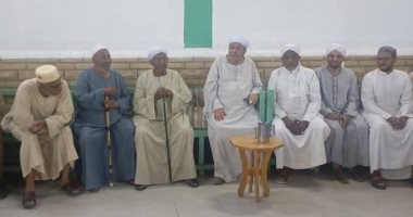 شقيق شيخ الأزهر يقدم العزاء فى زوجة رئيس المنطقة الأزهرية السابق.. صور