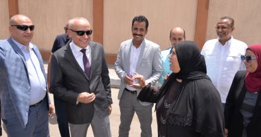 محافظ الأقصر يتفقد أحياء المدينة ويتابع الأسواق ومنافذ بيع السلع