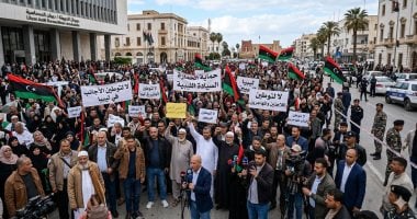 توطين الأجانب يفجر أزمة في ليبيا.. احتجاجات ومهلة لإغلاق مفوضية اللاجئين