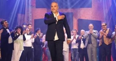 الفنان تامر عبدالمنعم داخل مسرح البالون خلال متابعته أحد العروض الفنية