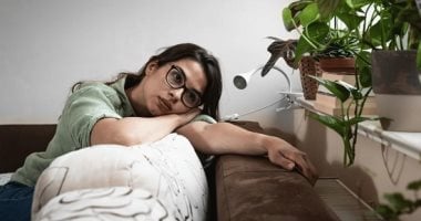 مرهق دايمًا وبتتعصب بسرعة؟.. انتبه لـ 5 إشارات خفية أن جسدك يحتاج لاستراحة 