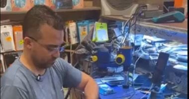 من هندسة الميكانيكا إلى صيانة الموبايلات.. أحمد يكشف أسرع طرق إصلاح الشاشات