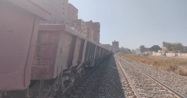 خروج عربة قطار بضائع عن القضبان فى سوهاج وتوقف حركة السكة الحديد.. صور