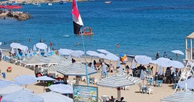 أجواء منعشة على شواطئ الإسكندرية منذ الصباح والمواطنين يستمتعون بالسباحة