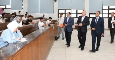 رئيس جامعة قناة السويس يتابع امتحانات الزراعة والعلوم