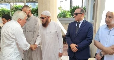 تلقى واجب العزاء فى وفاة نجل شقيقته الفنان عبد العزيز مخيون بالبحيرة