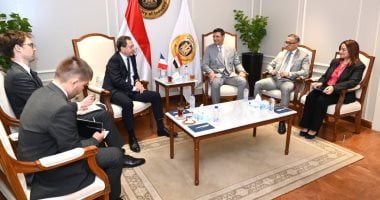 وزير الصناعة يبحث مع سفير فرنسا بناء القدرات المحلية ونقل التكنولوجيا