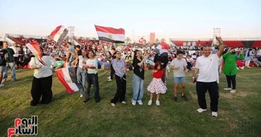 الجماهير المصرية ترفع الأعلام بإحتفالية "Egyptian Fan Zone"