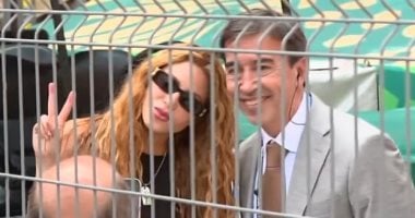 ما فوتش الفرصة.. مراسل يترك البث التليفزيوني ليلتقط صورة مع شاكيرا.. فيديو