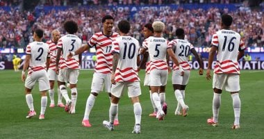 لاعبو منتخب أمريكا أثناء الاحتفال بأحد الأهداف فى مرمى باراجواي