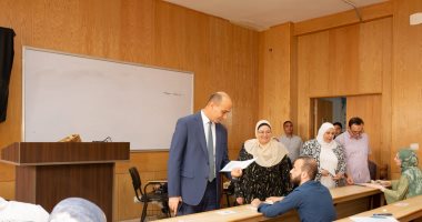 رئيس جامعة دمنهور يتفقد لجان امتحانات الدراسات العليا بكلية العلوم 